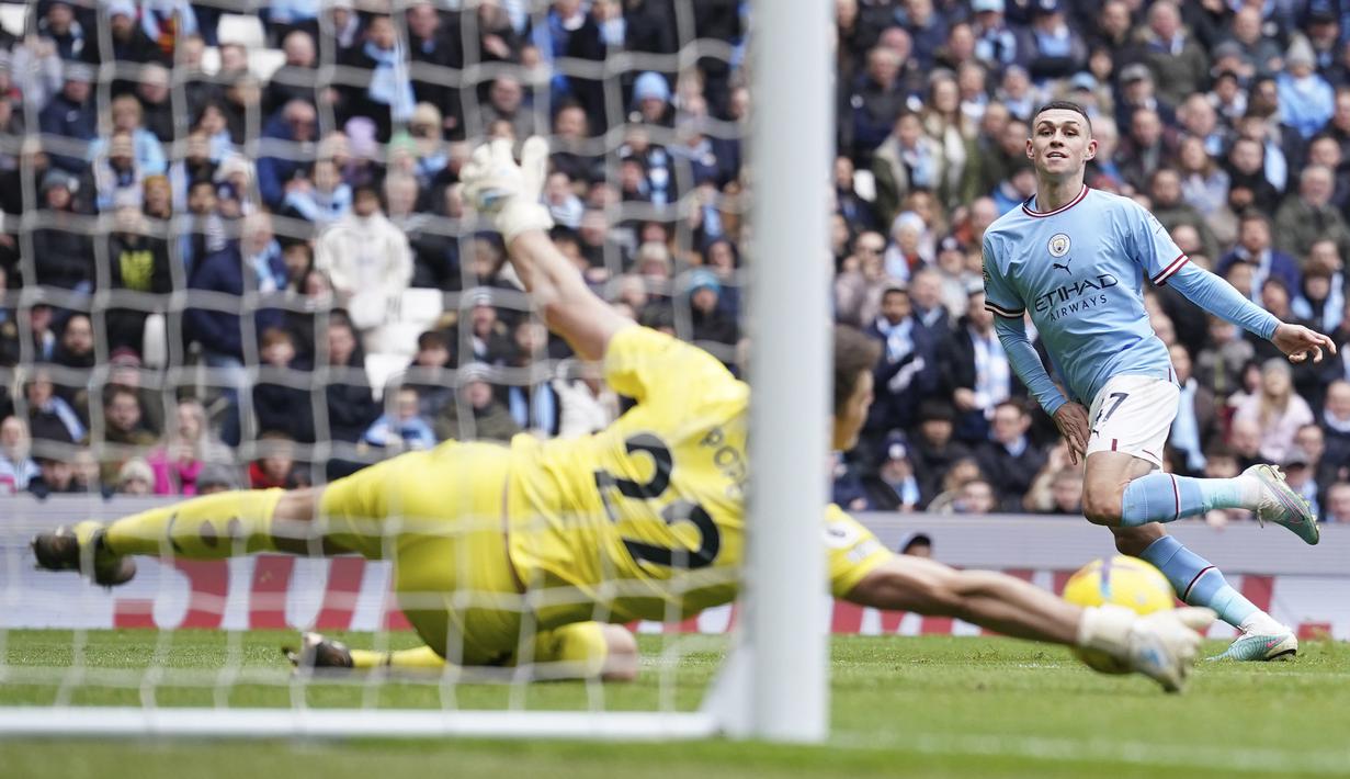 Gelandang Manchester City, Phil Foden melepaskan tendangan yang masih mampu ditepis kiper Newcastle United, Nick Pope pada laga lanjutan Liga Inggris 2022/2023 di Etihad Stadium, Manchester, Sabtu (4/3/2023) malam WIB. (AP Photo/Dave Thompson)