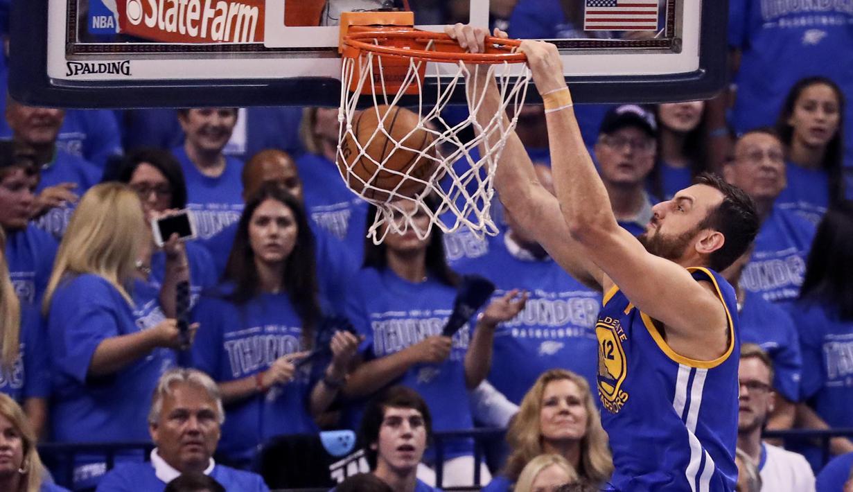 Pemain Warriors, Andrew Bogut #12 melakukan dunk saat timnya melawan OKC Thunder pada lanjutan final wilayah barat NBA Playoffs 2016 di Chesapeake Energy Arena, Oklahoma City, (29/5/2016) WIB. Warriors menang 108-101.  (Mark D. Smith-USA TODAY Sports)