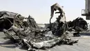 Beberapa pesawat dikabarkan terbakar dan rusak setelah terjadi pertempuran yang melibatkan kelompok-kelompok militan di Bandara Internasional Tripoli, Libya, (21/7/2014). (REUTERS/Hani Amara)
