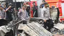 Kapolri Jenderal Listyo Sigit Prabowo mendatangi langsung lokasi kebakaran Depo Pertamina Plumpang, Jakarta Utara, Sabtu (4/3/2023). Sambil didampingi jajarannya, Listyo, Agus dan Fadil tampak berjalan kaki menuju lokasi kejadian. (Liputan6.com/Herman Zakharia)