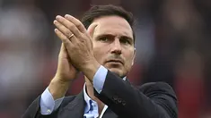 Pelatih Chelsea, Frank Lampard menyapa para suporter usai pertandingan melawan Manchester United pada pertandingan perdana Liga Inggris di Old Trafford  (11/8/2019). MU menang telak 4-0 sekaligus menjadi mimpi buruk bagi debut Frank Lampard bersama Chelsea. (AFP Photo/Oli Scarff)