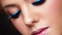 Makeup dengan eyeliner biru. (via: 29Secrets.com)