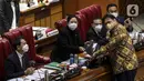 Menko Perekonomian Airlangga Hartarto (kanan) memberikan pandangan akhir pemerintah mengenai UU Omnibus Law Cipta Kerja kepada Ketua DPR Puan Maharani saat Rapat Paripurna di Kompleks Parlemen, Jakarta (5/10/2020). (Liputan6.com/Johan Tallo)