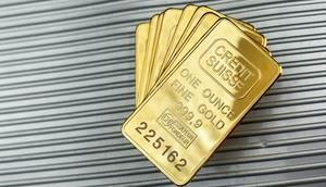 Ilustrasi emas batang. (Photo by rc.xyz NFT gallery on Unsplash)