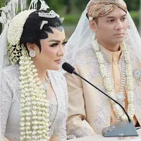 "Ketika diajak menikah, aku langsung 'menantang' untuk pernikahan impian (menikah di Borobudur). Daripada aku minta buatkan candi kan kayak cerita Roro Jongrang," kata Vicky sambil tertawa beberapa waktu lalu. (Instagram/aldiphotoofficial)