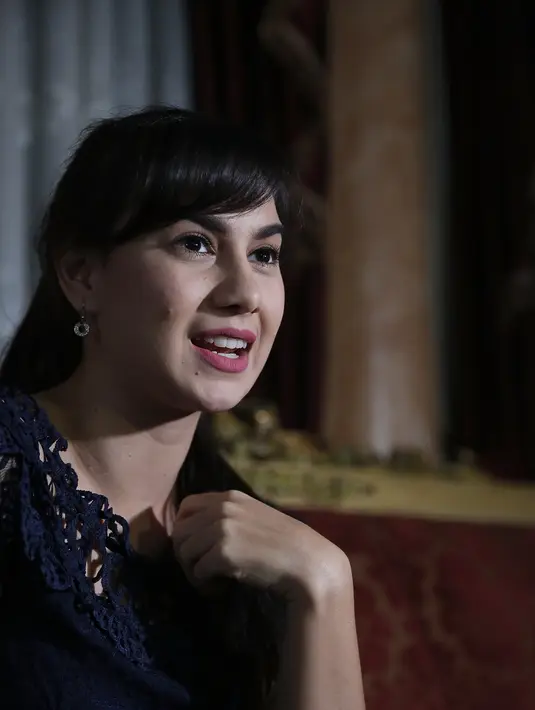 "Ya orang punya rezeki dan kelebihan masing-masing. Kalau disandingkan sama orang, aku juga bingung. Kalau bisa mendoakan sama-sama sukses, ya amin," ucap Irish Bella. (Bambang E. Ros/Bintang.com)