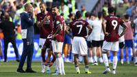 Pelatih kepala West Ham United asal Portugal, Nuno Espirito Santo (kiri), dan para pemainnya bereaksi di lapangan setelah pertandingan Liga Inggris antara West Ham United dan Leeds United di Stadion London, London timur pada 24 Mei 2026. West Ham memenangkan pertandingan 3-0 tetapi terdegradasi karena Tottenham tidak kalah dari Everton. (Henry NICHOLLS/AFP)