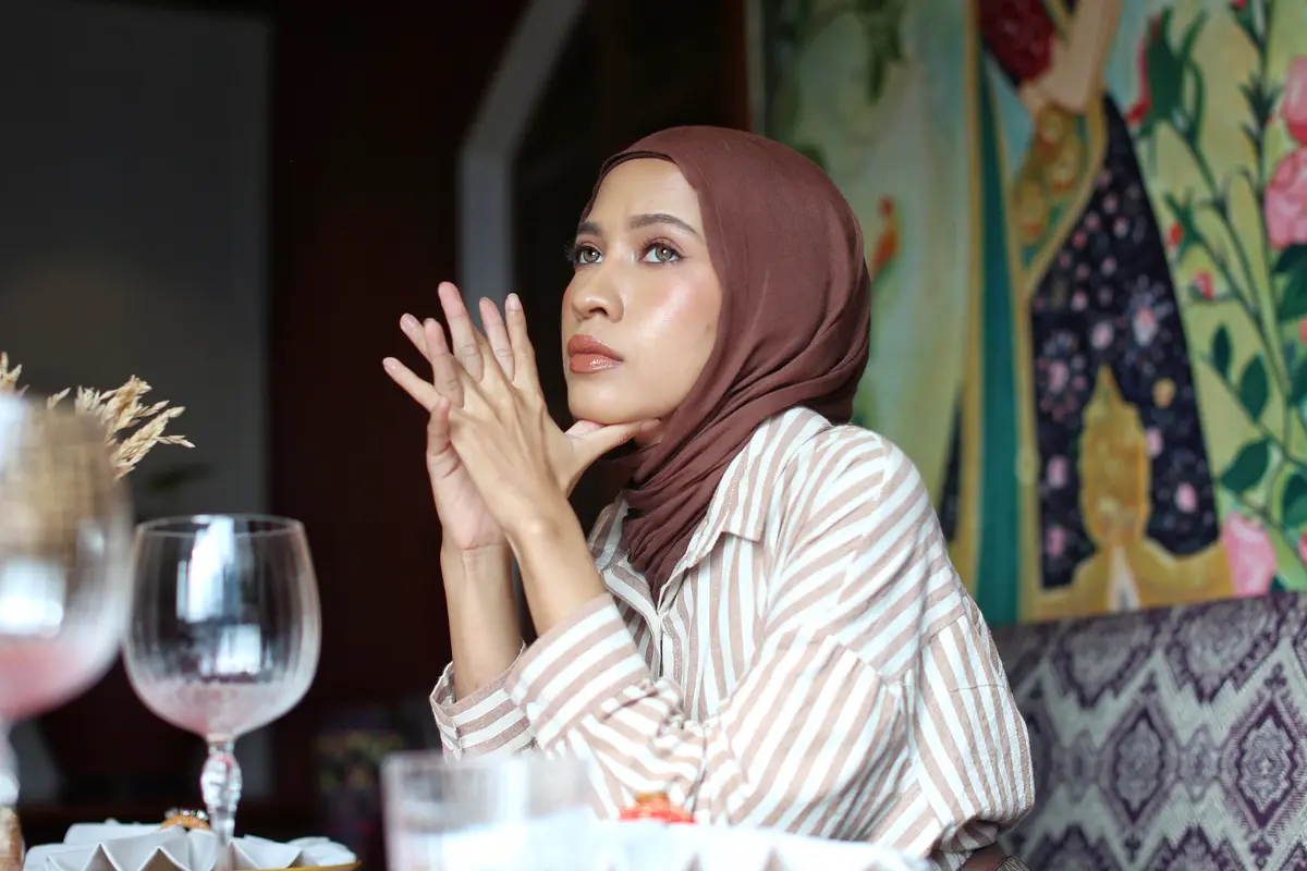 wanita februari melanjutkan hidup