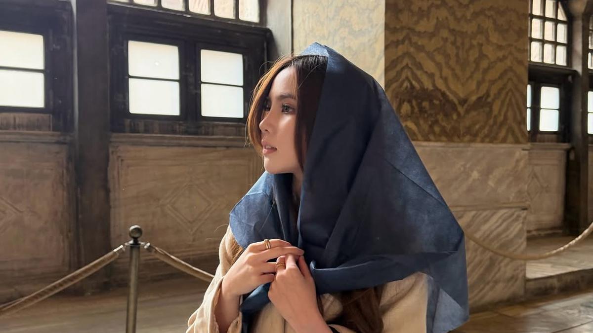 Gaya Santun Agatha Chelsea Saat Berkunjung ke Masjid Hagia Sophia, Elegan dalam Balutan Long Coat dan Kerudung