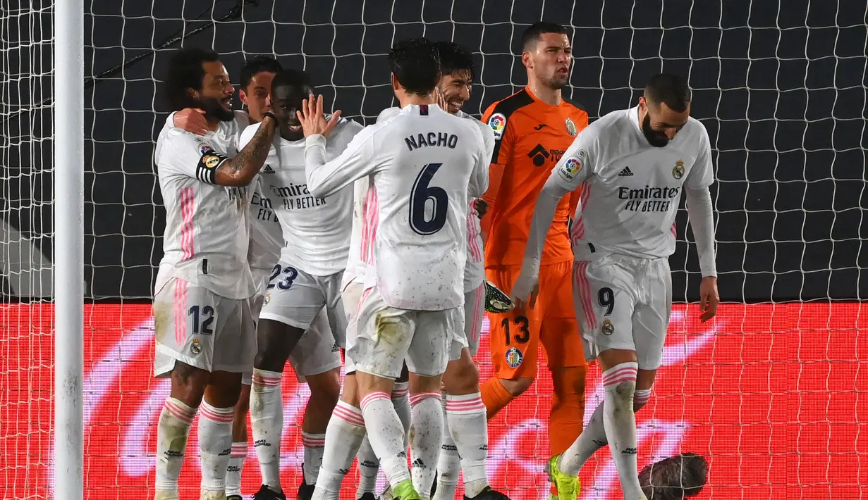 Para pemain Real Madrid merayakan gol kedua yang dicetak bek Ferland Mendy (ketiga dari kiri) ke gawang Getafe dalam laga lanjutan Liga Spanyol 2020/21 pekan ke-22 di Alfredo di Stefano Stadium, Selasa (9/2/2021). Real Madrid menang 2-0 atas Getafe. (AFP/Gabriel Bouys)