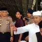 Wakapolri Komjen Syafruddin saat menghadiri pertemuan ulama (Jord Qodama) Jamaah Tabligh di Cikampek, Jawa Barat, Kamis (22/3). Wakapolri juga mengajak berdialog dengan Amir Jamaah Tabligh Maulana Saad Alkandahlawi. (Liputan6.com/Pool/Fernando)