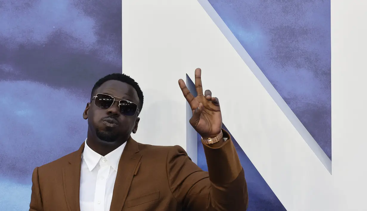Aktor Daniel Kaluuya berpose untuk fotografer setibanya untuk pemutaran perdana film 'Nope' di London, Kamis (28/7/2022). Sebelumnya, penggemar memperkirakan bahwa Kaluuya akan kembali untuk sekuelnya, Wakanda Forever.  (AFP/Carlos Jasso)