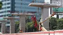 Kondisi pembangunan proyek LRT yang sepi aktivitas di Jalan HR Rasuna Said, Jakarta, Selasa (1/5). Memperingati Hari Buruh sejumlah organisasi pekerja mengadakan demonstrasi di beberapa lokasi di wilayah Jakarta. (Liputan6.com/Immanuel Antonius)