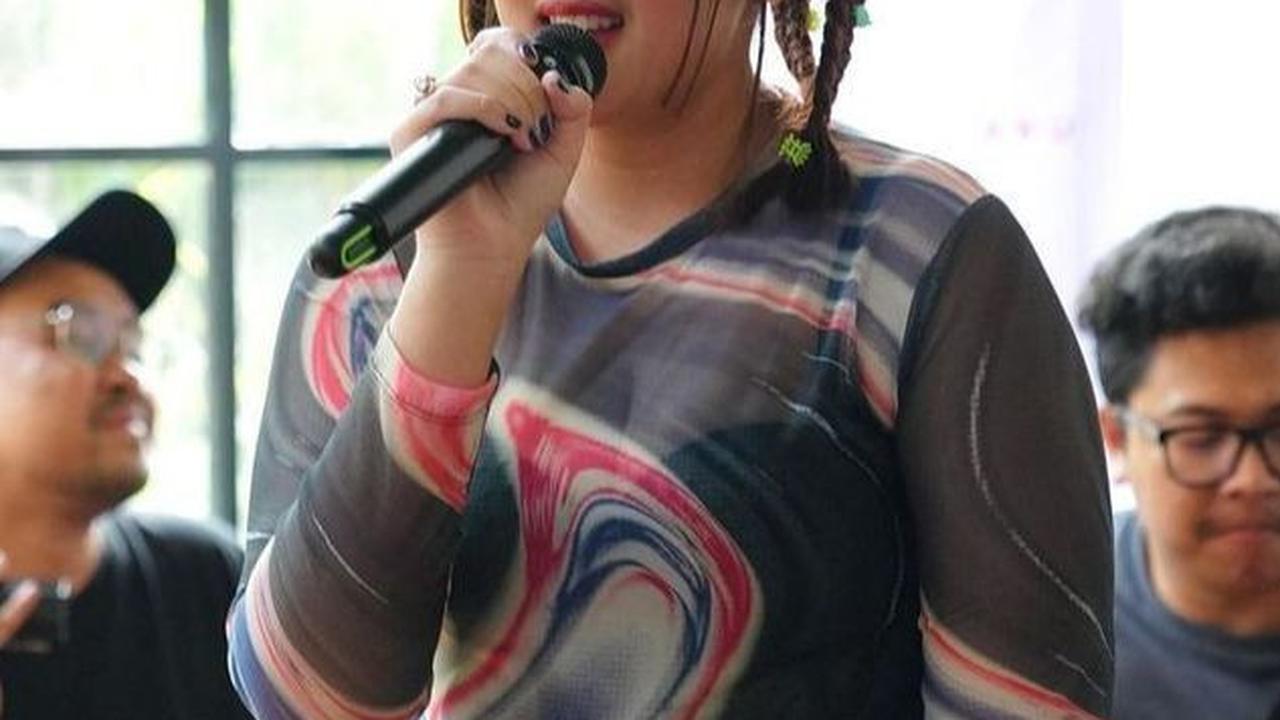Private Menyanyi