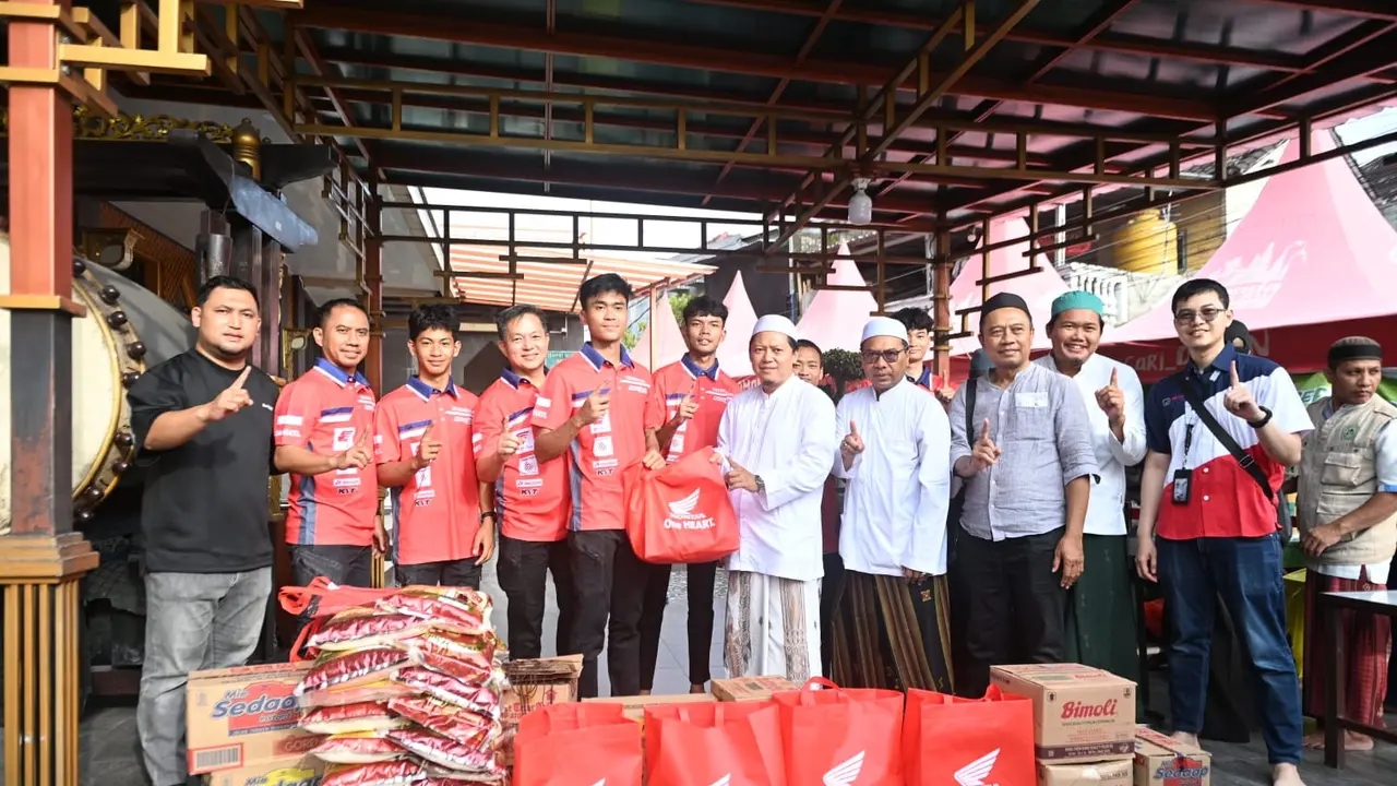 Pembalap AHRT Bagikan Sembako di Bali