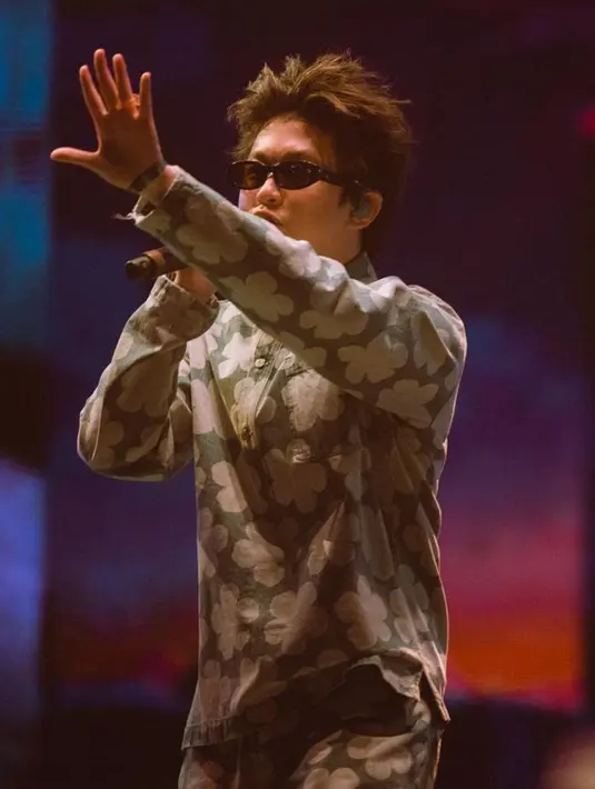 Rich Brian saat tampil di panggung Festival Musik Coachella. Brian akan tampil di Festival Musik Head In The Clouds Jakarta 2022 bersama beberapa musisi Asia seperti Jackson Wang, BIBI, Joji, YOASOBI, dan lainnya. (Instagram/@brianimanuel)