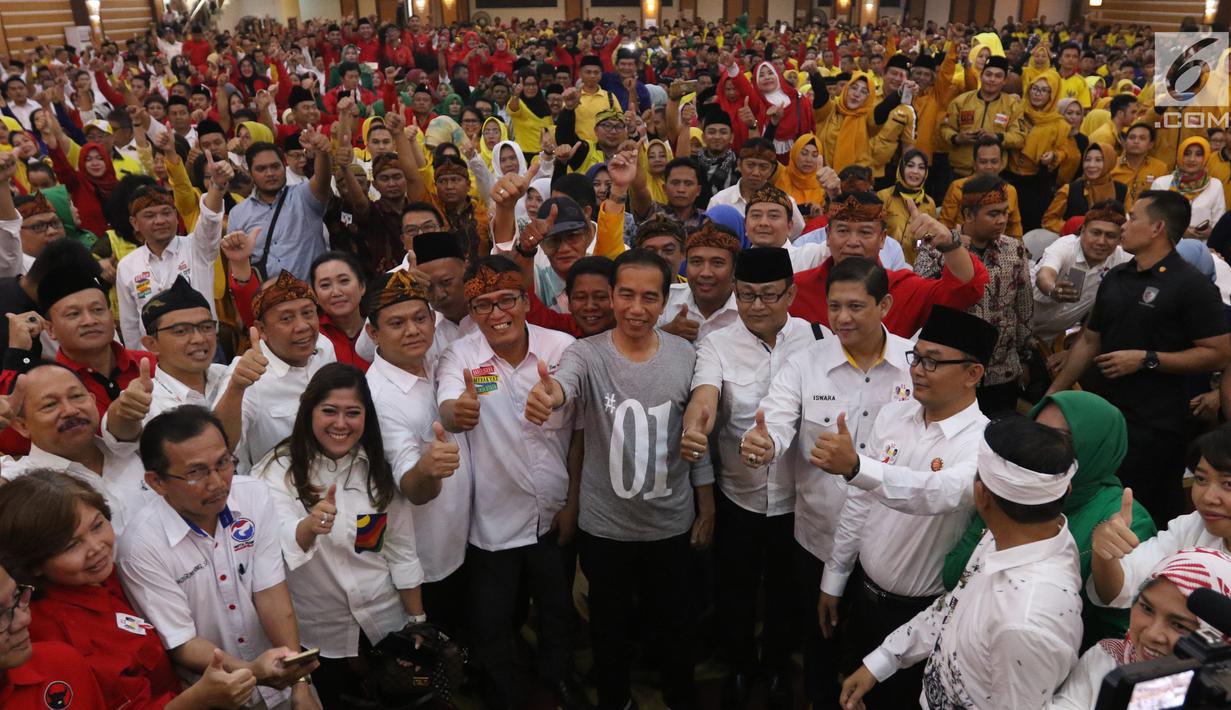 Capres Nomor Urut 01 Jokowi mengangkat jempol saat menghadiri silaturahmi dengan calon legislatif partai koalisi di Bandung, Sabtu (10/11). Acara dalam rangka konsolidasi pemenangan pasangan Jokowi-Ma'ruf Amin pada pilpres 2019 (Liputan6.com/Angga Yuniar)