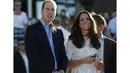  Pangeran William dan Kate Middleton begitu menikmati kunjungannya di Pantai Utara Sydney, Jumat (18/04/2014) (AFP Photo/Jason Reed).