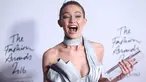Supermodel Gigi Hadid bereaksi sambil memegang trofi penghargaan International Model of the Year dalam acara Fashion Awards di London, Senin (5/12). Gigi berhasil mengalahkan adiknya sendiri, Bella hadid dan sahabatnya Kendal Jenner. (REUTERS/Neil Hall)