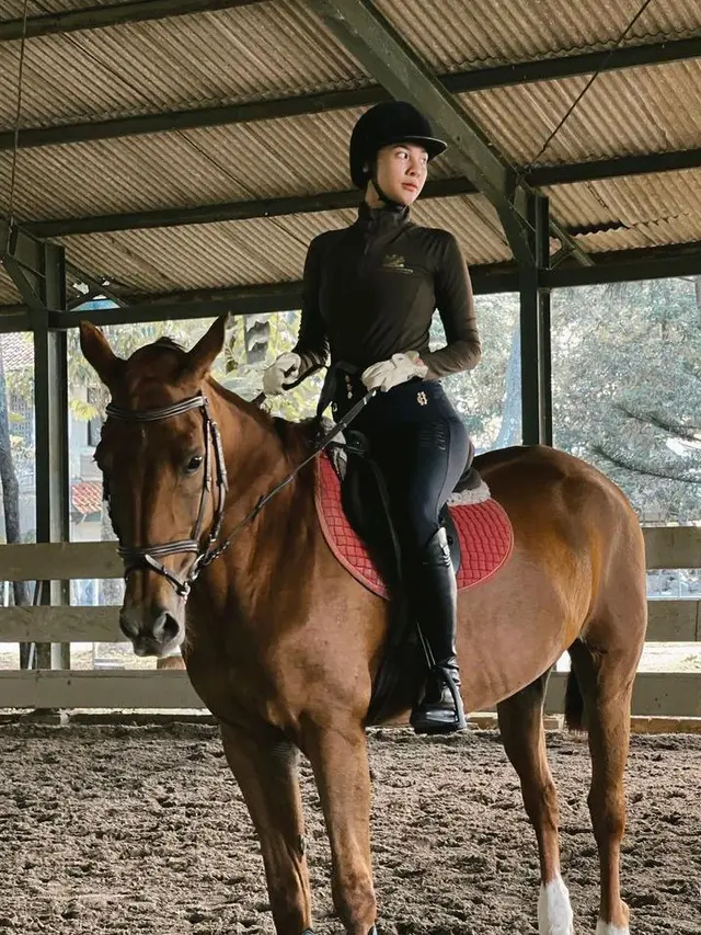 Potret Anya Geraldine sedang berkuda (Instagram/@anyageraldine)