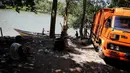 Dua penambang pasir beristirahat di bawah pohon di pinggir Sungai Luk Ulo, Kabupaten Kebumen, Jawa Tengah, Sabtu (05/5). Meski ilegal aktivitas penambang pasir masih terus berjalan. (Liputan6.com/Fery Pradolo)