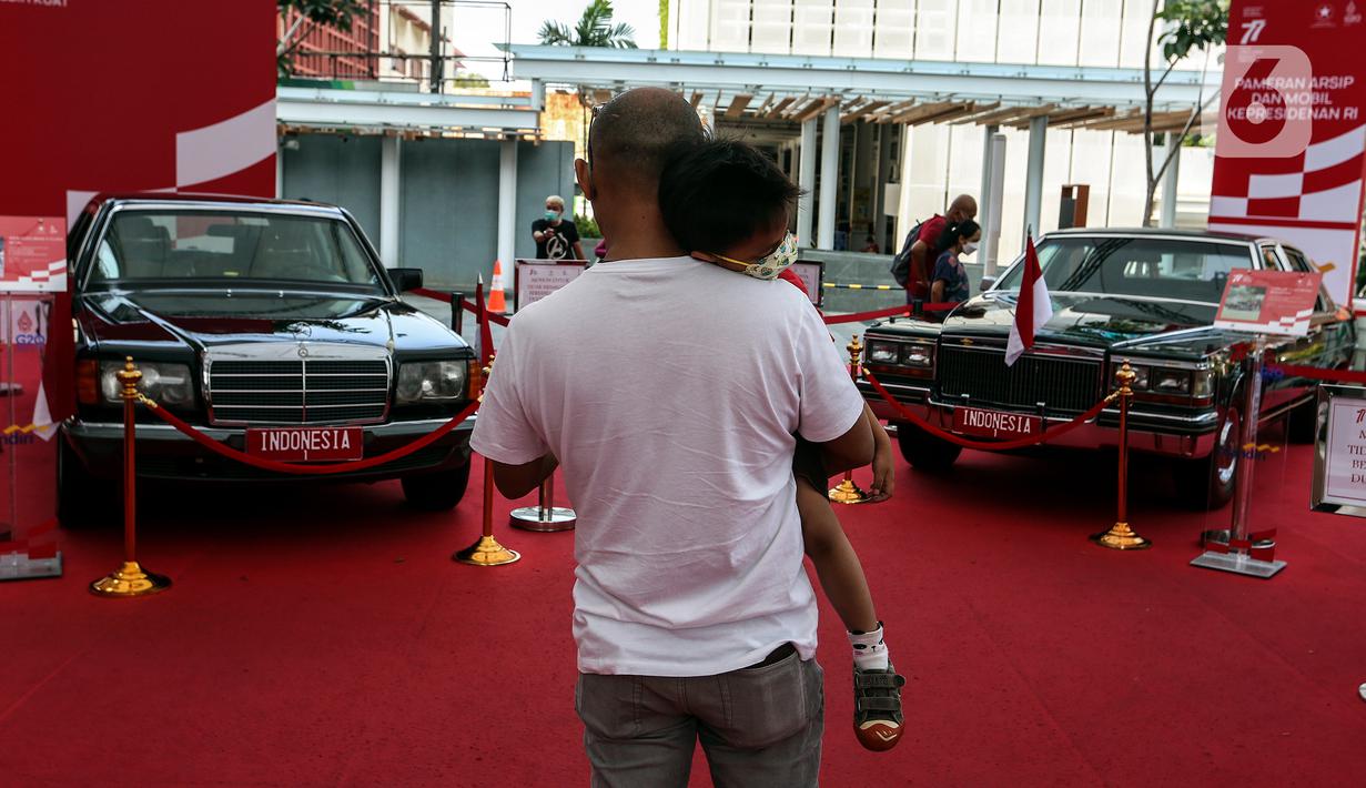 Pengunjung melihat Pameran Mobil Kepresidenan yang digelar oleh Kementerian Sekretariat Negara (Kemensetneg) di Gedung Sarinah, Jakarta Pusat, Kamis (18/8/2022). Pameran dalam rangka Hari Ulang Tahun ke-77 Kemerdekaan Republik Indonesia ini digelar hingga 22 Agustus mendatang dan memamerkan mobil kepresidenan dari Era Presiden Soekarno hingga Presiden Joko Widodo. (Liputan6.com/Johan Tallo)