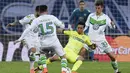 Gelandang Gent, Brecgt Dejaegere, kesulitan lolos karena diapit para pemain Wolfsburg. Dua gol Gent baru bisa tercipta pada menit ke 80 dan 89. (AFP/John Thys)