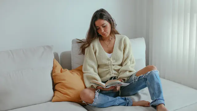 Ilustrasi anak muda, perempuan, membaca buku