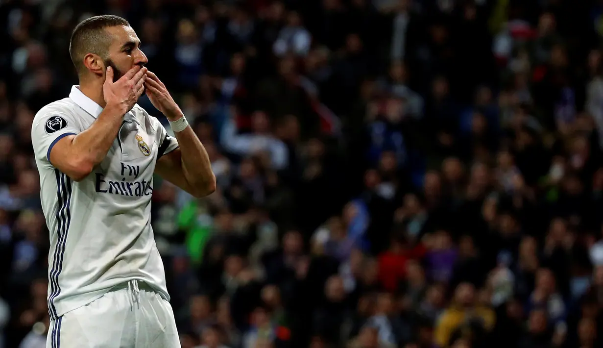 Penyerang Real Madrid, Karim Benzema melakukan selebrasi usai mencetak gol ke gawang Borussia Dortmund pada pertandingan Grup F Liga Champions di Santiago Bernabeu, Madrid, (8/12). Real Madrid bermain imbang 2-2 dengan Dortmund. (REUTERS/Susana Vera)