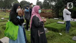 Keluarga menangis saat pemakaman korban COVID-19 di TPU Pondok Ranggon, Cipayung, Jakarta Timur, Rabu (1/4/2020). Hari ini di TPU Pondok Ranggon hingga menjelang sore hari tercatat sembilan belas jenazah dimakamkan baik yang berstatus ODP, PDP  maupun postif  COVID-19. (merdeka.com/Arie Basuki)