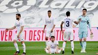 Para pemain Real Madrid tampak lesu meski berhasil menaklukkan Villarreal pada laga Liga Spanyol di Stadion Alfredo di Stefano, Sabtu (22/5/2021). Real Madrid menang dengan skor 2-1. (AFP/Javier Soriano)