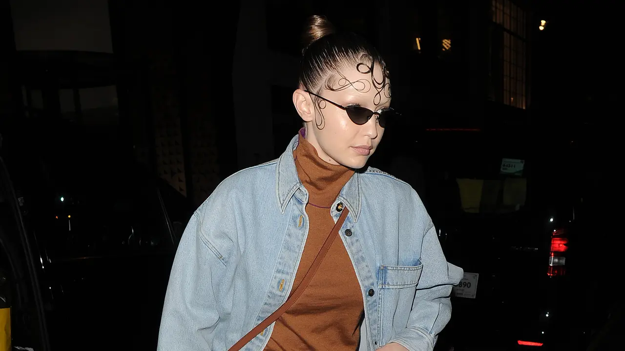 Gigi Hadid pakai tas TB Burberry