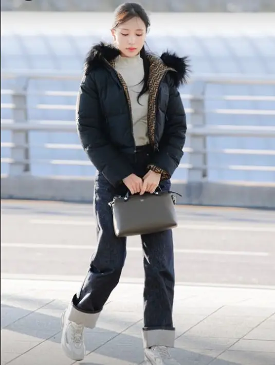 Mina menutup penampilannya dengan By The Way bag dan sneakers Fendi First.  [Fendi]