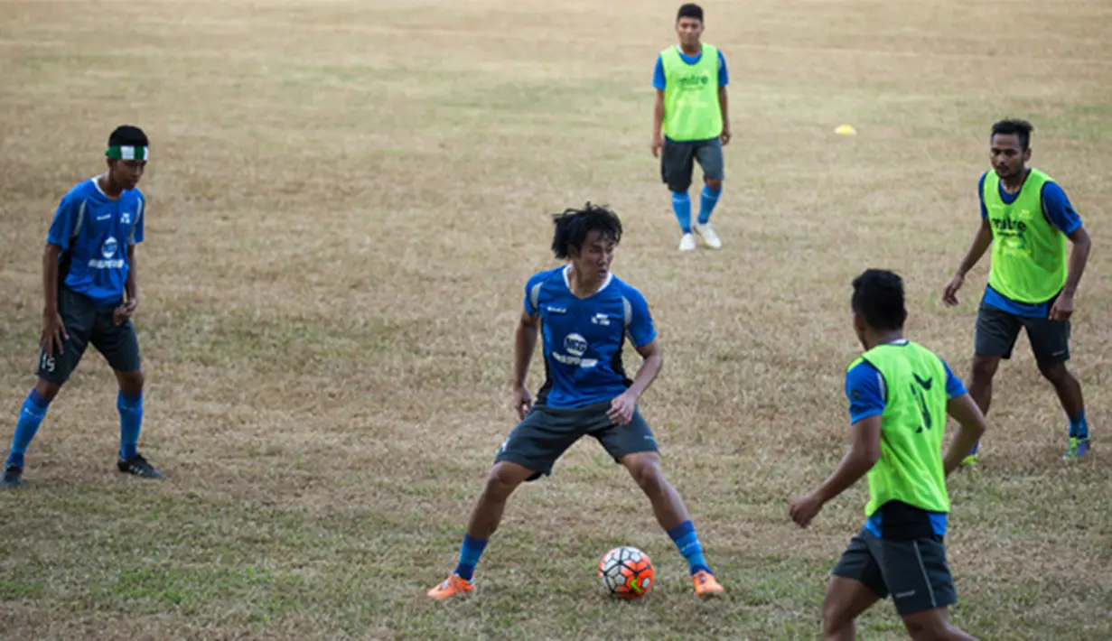 Ryuji Utomo mengontrol bola latihan bersama Munial Sports Group di Stadion Lebak Bulus, Jakarta. Ryuji sempat berfikir untuk melanjutkan kuliah karena konflik sepakbola nasional yang tak kunjung reda. (Bola.com/Vitalis Yogi Trisna)