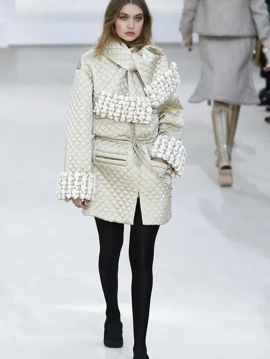 Tak hanya itu, Gigi Hadid mengaku sangat bangga ketika dirinya berhasil didapuk oleh brand ternama di dunia. Dirinya juga mengajak sahabat karibnya, Kendall Jenner. (AFP/Bintang.com)