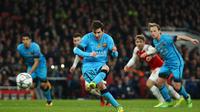 Bintang Barcelona, Lionel Messi, saat mengeksekusi penalti yang berujung gol ke gawang Arsenal, pada laga leg pertama 16 besar Liga Champions, di Emirates Stadium, Selasa (23/2/2016). (Twitter Champions League).