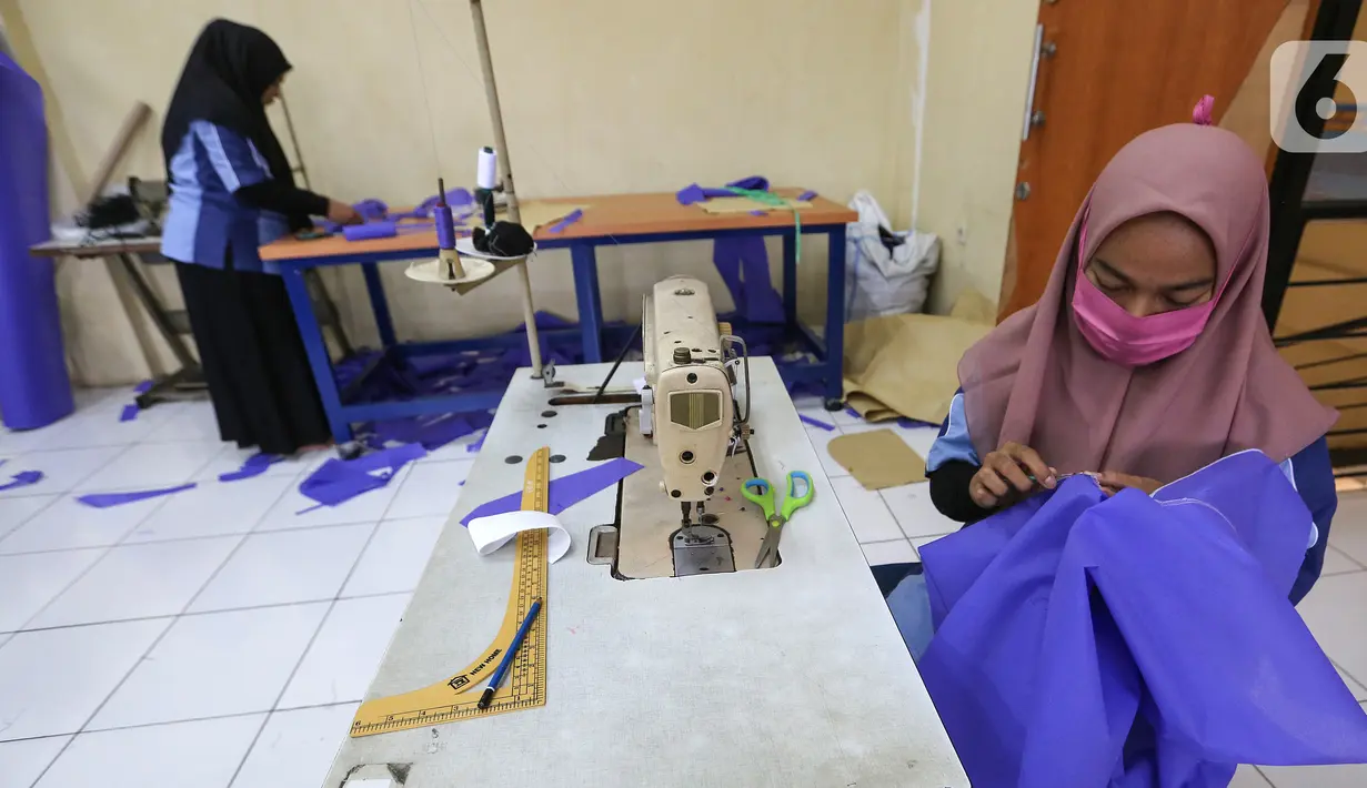 Peserta pelatihan memproduksi alat pelindung diri (APD) berupa pakaian dekontaminasi atau baju hazmat di Balai Latihan Kerja (BLK), Cibodas, Kota Tangerang, Rabu (15/4/2020). Baju diproduksi untuk tenaga medis yang merawat pasien virus corona covid-19. (Liputan6.com/Fery Pradolo)