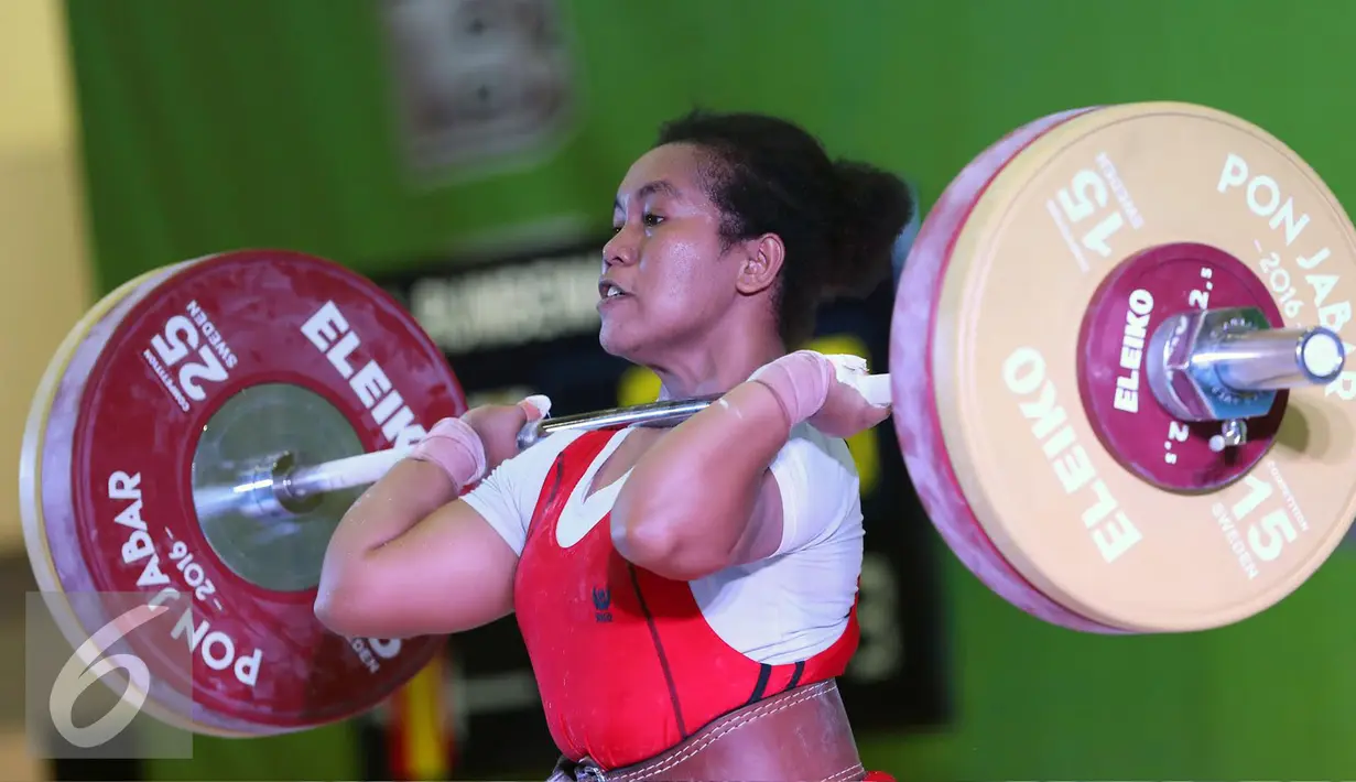 Lifter Papua Barat, Naomi L Rumbewas saat melakukan angkatan clean and jerk di kelas 63kg putri PON XIX Jabar di Gymnasium Si Jalak Harupat, Kab Bandung, Rabu (21/9). Naomi L Rumbewas meraih perunggu. (Liputan6.com/Helmi Fithriansyah)