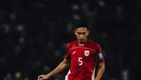 Rizki Ridho bermain bola di lapangan. (dok. Instagram @rizkyridhoramadhani/https://www.instagram.com/p/DHpiMwkSpOY/?img_index=4&igsh=bzA3bTV5NzF2MDV2/Naura Rizkiawan)