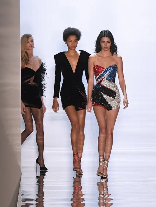Supermodel Kendall Jenner berjalan di atas catwalk membawakan busana rancangan Alexandre Vauthier di Paris Fashion Week, Prancis  (24/1). (AFP Photo/Alain Jocard)