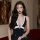 Sebagai ambassador CHANEL sejak 2017, Jennie memang dikenal piawai memadukan fashion dan jewelry dengan cara yang effortless namun tetap luxurious. Kali ini, ia tampil dalam balutan look 62 dari koleksi Cruise 2026/2027 CHANEL yang dimodifikasi menjadi lebih sleek dan modern. [@jennierubyjane].