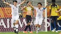 Pemain Timnas Korea Selatan Jae-ik Lee (kiri) dan Hwang Tae-hyeon merayakan kemenangan atas Ekuador pada semifinal Piala Dunia U-20. (Janek Skarzynski)