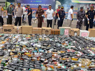Petugas melakukan pemusnahan barang ilegal hasil penindakan di bidang kepabeanan dan cukai di ICE BSD City, Tangerang, Rabu (12/11/2025). Kantor Wilayah Bea Cukai Banten bersama Kejaksaan Negeri Kabupaten Tangerang memusnahkan barang-barang kena cukai ilegal senilai Rp53,76 miliar. (merdeka.com/Arie Basuki)