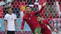 Pemain Portugal Cristiano Ronaldo berselebrasi di samping pemain Jerman Joshua Kimmich setelah mencetak gol pada pertandingan Grup F Euro 2020 di Allianz Arena, Munchen, (AP Photo/Matthias Schrader, Pool)