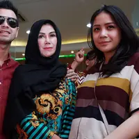 Raffi Ahmad bersama orang-orang tercintanya, Amy Qanita dan Nagita Slavina, dalam acara pembukaan klinik kecantikan ‘Nibelth Medical Centre’ di Kebayoran Lama, Jakarta Selatan, Rabu (12/8/2015). (Deki Prayoga/Bintang.com)