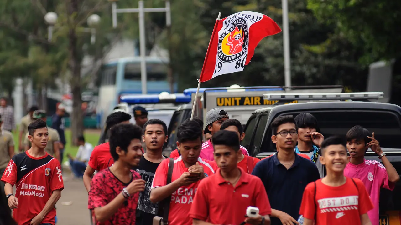 Sejumlah suporter Semen Padang mengibarkan bendera saat memasuki areal Stadion GBK Jakarta