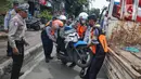 Puluhan kendaraan bermotor roda dua yang melakukan parkir liar di kawasan sepanjang Gandaria hingga Pondok Indah terjaring dalam penertiban tersebut. (Liputan6.com/Angga Yuniar)
