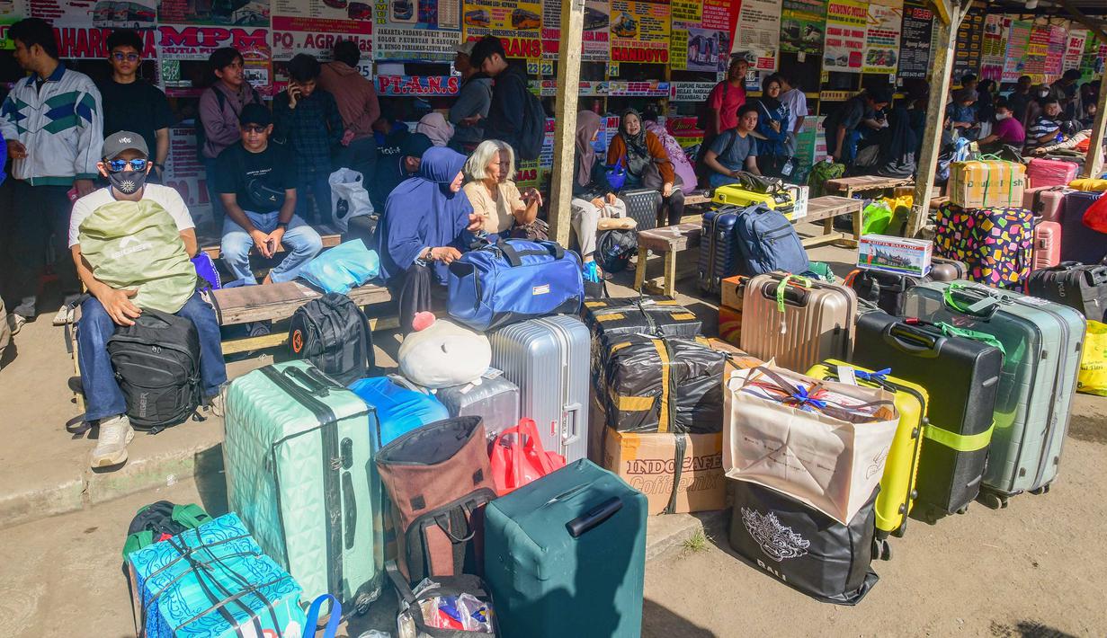 Para calon penumpang menunggu waktu keberangkatan di Agen Bus Pondok Pinang, Jakarta Selatan, Sabtu (14/3/2026). (merdeka.com/Arie Basuki)