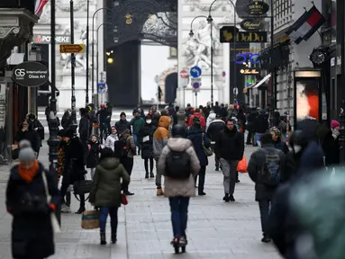 Orang-orang berbelanja di Kaerntner Street, Wina, saat Austria melonggarkan lockdown pada Senin (8/2/2021). Austria mulai melonggarkan lockdown covid-19 ketiga mereka mulai 8 Februari dengan mengizinkan sekolah, museum dan toko dibuka kembali. (HELMUT FOHRINGER /APA/AFP)