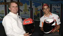 Pebalap Repsol Honda, Marc Marquez (kanan), bertukar helm dengan legenda MotoGP dan Yamaha, Wayne Rainey, jelang MotoGP Austin di Circuit of the Americas, Texas, AS, 20 April 2017. (GPOne)